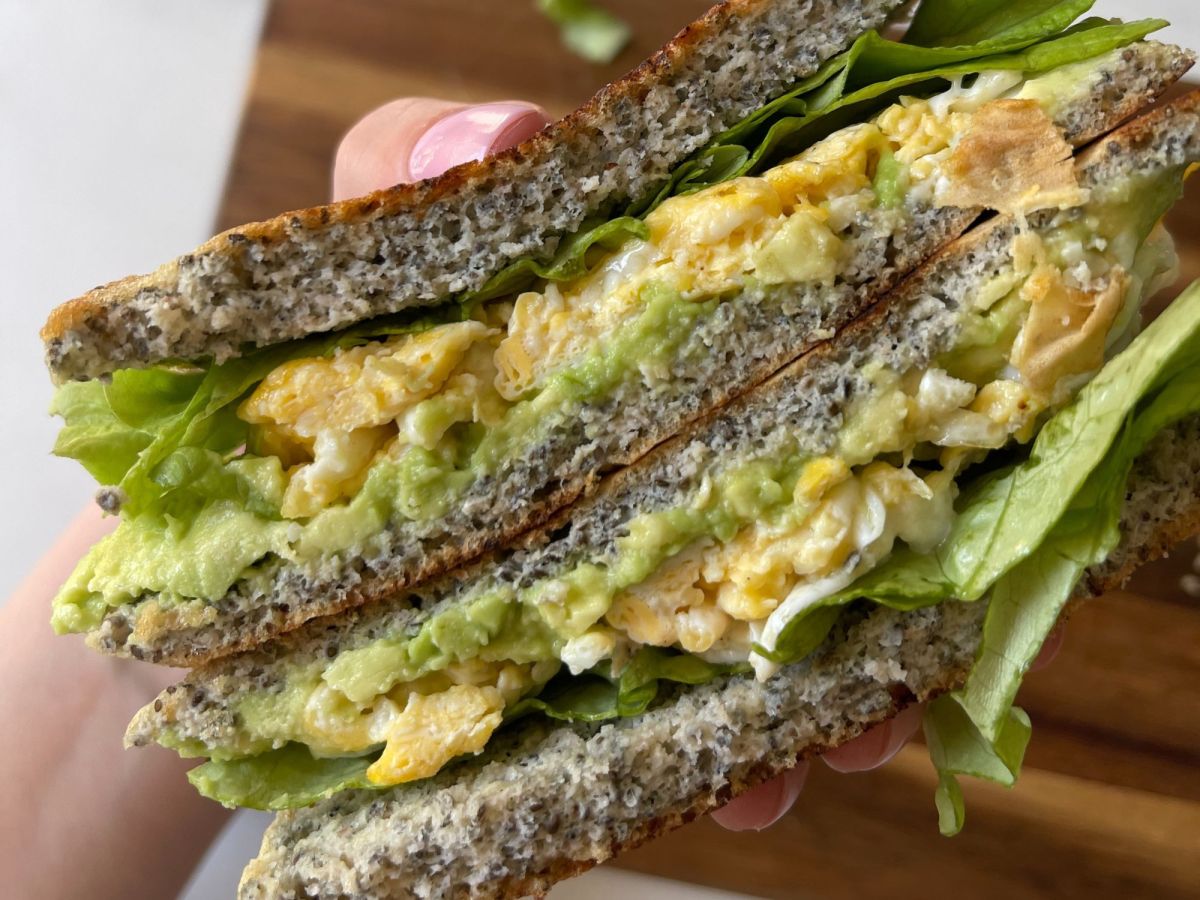 Encas pain express chia, avocat et œuf (Low&nbsp;FODMAP)